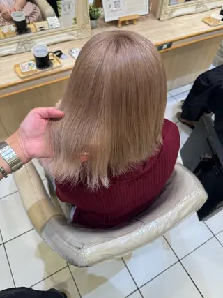 セミロング ハイトーンカラー 髪質改善カラーノトのヘアスタイル