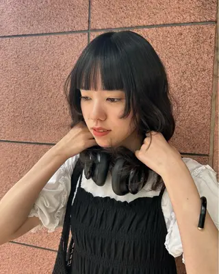 ミディアム 岡田 知佳のヘアスタイル