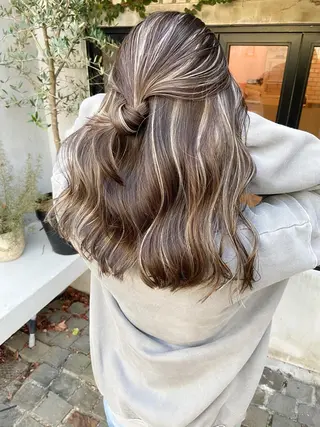 ロング 白いハイライト🤍 タナカリョウスケのヘアスタイル