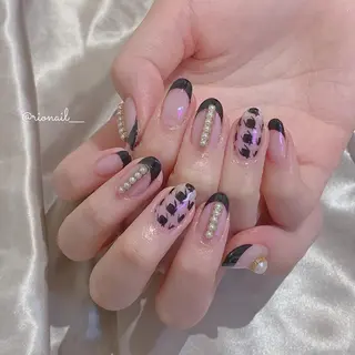 ネイル 𝘙𝘪𝘰𝘯𝘢 ...🕯🤍のネイルデザイン