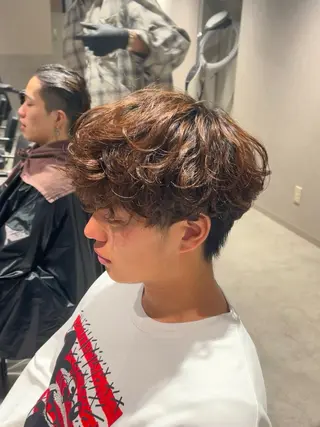 ショート カラー パーマ メンズ 【シャドウパーマ センターパート】義心のヘアスタイル