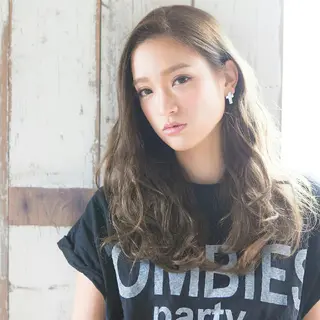 セミロング ＦＵＮＩＣ ファニックのヘアスタイル