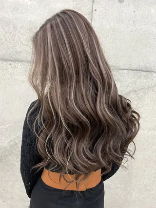 カラー 服部 しおんのヘアスタイル