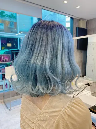 セミロング メンズ JuNブリーチに 縮毛矯正するプロのヘアスタイル