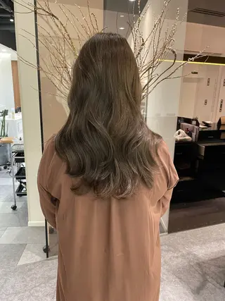 カラー 岡部 未咲希のヘアスタイル