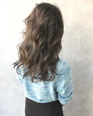 セミロング カラー TOMOYAレイヤー ブリーチ縮毛矯正のヘアスタイル