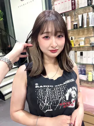 ミディアム カラー 海外girl🤎 透明感ベージュmaoのヘアスタイル