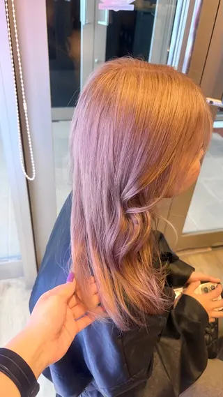 ミディアム カラー ブリーチ/髪質改善/ ハイトーン/暖色のヘアスタイル