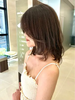 ミディアム PULSE yokohama所属・レイヤー |オリーブ |ヘーゼルベージュのヘアスタイル