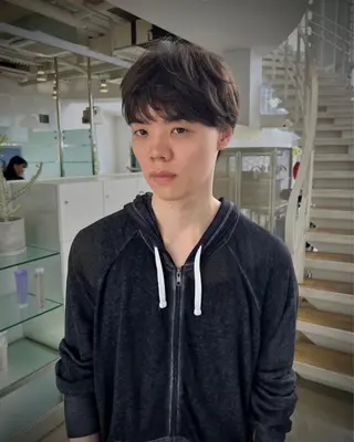 メンズ アイブロウ yui/透明感カラー /コテ巻き風パーマのヘアスタイル