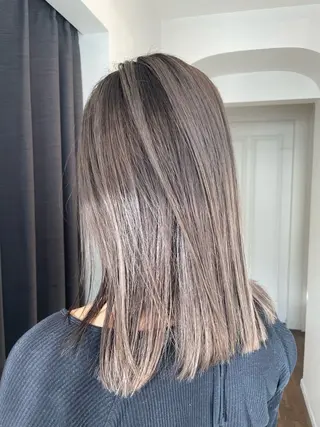 セミロング ブリーチ毛矯正.髪質 改善.髪にドラマをのヘアスタイル