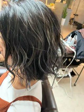 ミディアム カラー 島守 桃香のヘアスタイル