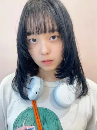 ミディアム カラー しの　ゆきの THE REMMYのヘアスタイル