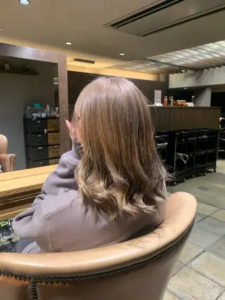 セミロング カラー the Help所属・朝斗/ブリーチ /エクステ/ギャルのヘアスタイル