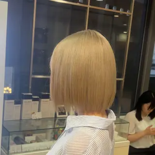 ショート カラー aura所属・縮毛矯正 ✨️透明感カラーのヘアスタイル