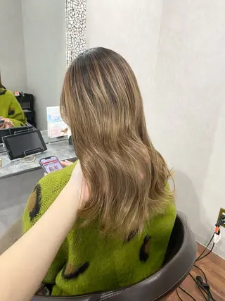 セミロング _White所属・ＳＨＩ ＺＵのヘアスタイル