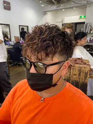 ショート メンズ apollo 横浜所属・横浜🦋ハイトーン 🫐耳つぼジュエリーのヘアスタイル