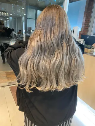 ロング 🍀透明感抜群🍀/ ハイトーンカラーのヘアスタイル