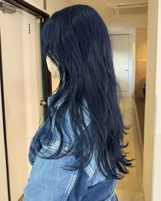 ロング カラー RAIMA ハイトーン/ベージュのヘアスタイル