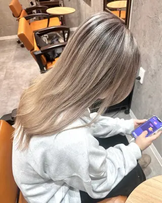 セミロング 🔷ブリーチバレイヤ ージュ🔷飯野達也のヘアスタイル