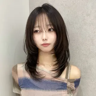 ミディアム ハッシュカット🖤 レイヤー/透けカラーのヘアスタイル