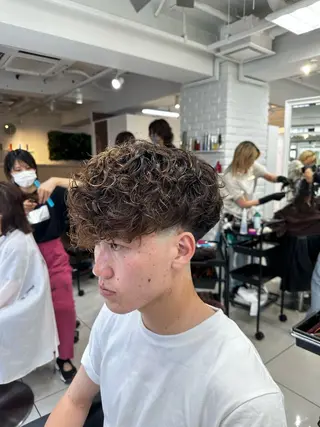 ショート パーマ メンズ フェザーパーマ職人 🪶ryosukeのヘアスタイル