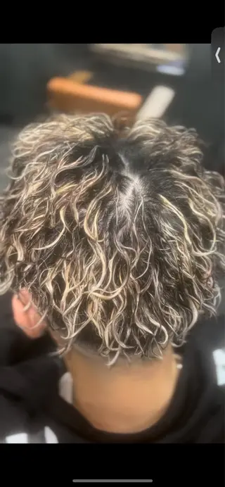 カラー パーマ メンズ 108 【ワンオーエイト】所属・✂︎横浜 関内 良輝 特殊ヘア💈のヘアスタイル