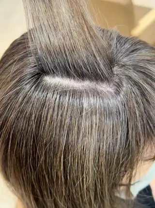 セミロング 白髪ぼかし脱白髪染め 大塚綾のヘアスタイル