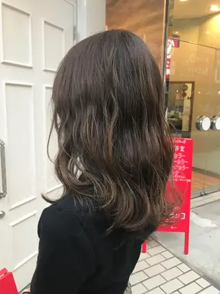 ミディアム カラー uru"所属・uru" すずきさゆりのヘアスタイル