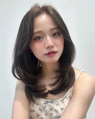 ミディアム カラー SAYAKA🩶 レイヤー韓国ヘア新宿のヘアスタイル