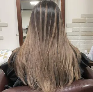 カラー 林 バンフムのヘアスタイル