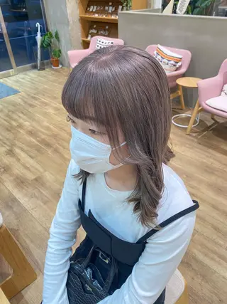 ミディアム カラー 藤野 凪沙のヘアスタイル