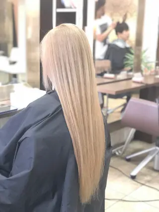 ロング カラー ミルクティーカラー グレージュ　高山慧輔のヘアスタイル