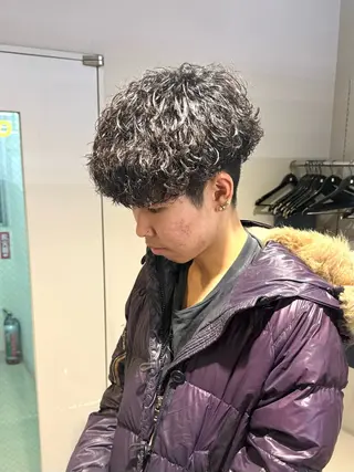 ミディアム パーマ ヘアアレンジ メンズ 顔まわりカット の達人のヘアスタイル