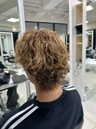 ショート カラー パーマ メンズ フェザーパーマ職人 🪶ryosukeのヘアスタイル