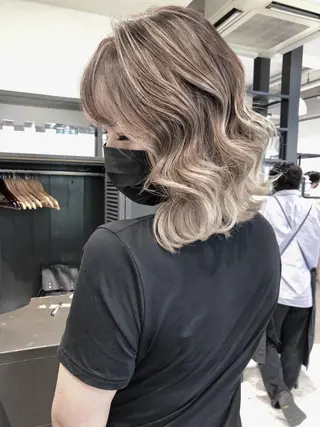 ミディアム カラー mimiiy梅田 中崎町ハイトーンのヘアスタイル