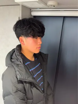 ショート カラー パーマ メンズ 【シャドウパーマ センターパート】義心のヘアスタイル