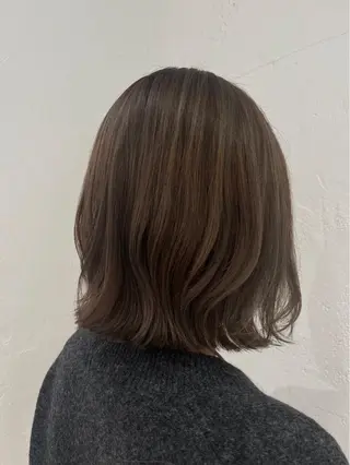 ミディアム 艶カラー/ ストレート/くるみのヘアスタイル