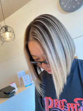 ショート カラー ブリーチ👩🦳/ ✂︎MANAMIのヘアスタイル