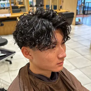 ショート パーマ メンズ メンズ特化　パーマ メッシュハイライトのヘアスタイル