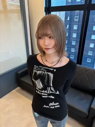 ミディアム 顔まわりレイヤー×ハ イトーン/しずくのヘアスタイル