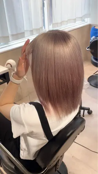 セミロング カラー ハイトーン YONIのヘアスタイル