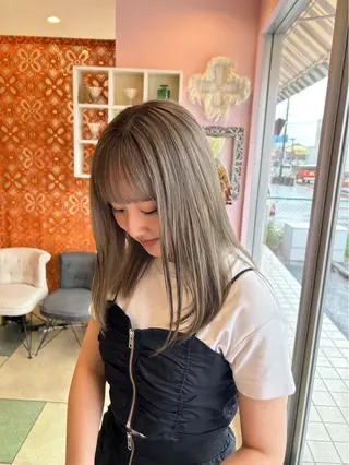 ロング カラー ☘️折戸結菜☘️ ハイトーンカラーのヘアスタイル