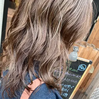 ミディアム カラー yoshi （髙橋）のヘアスタイル