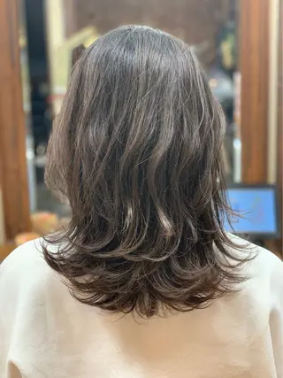 セミロング カラー 白髪ぼかし脱白髪染め 大塚綾のヘアスタイル