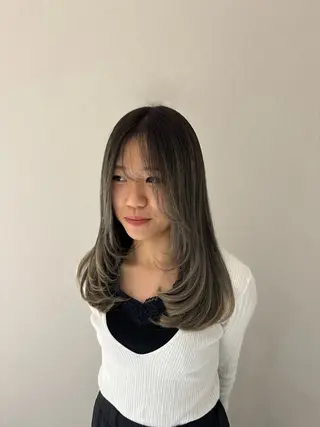 セミロング 遊佐 みくりのヘアスタイル