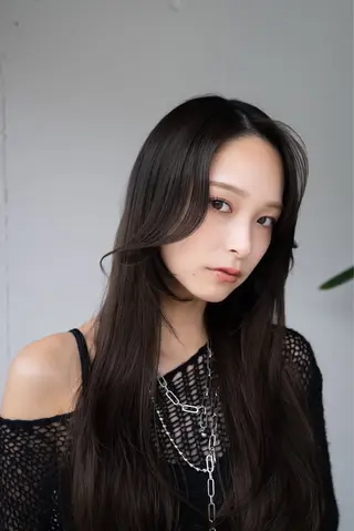 ロング レイヤーカット/ 前髪顔周りカットのヘアスタイル