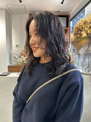 ミディアム パーマ (h)wim ウィムのヘアスタイル