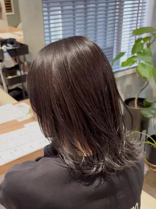 ミディアム カラー 細めハイライト🩶 レイヤーカット　穂積のヘアスタイル