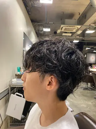 パーマ メンズ タツキ／レイヤー／ パーマ／艶カラーのヘアスタイル